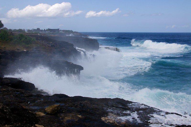 Suasana di Devil's Tear, Bali untuk liburan akhir tahun