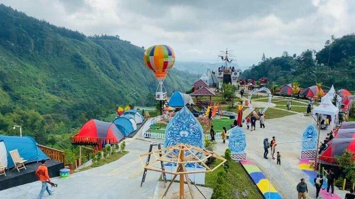 Suasana di Golden Park yang merupakan destinasi wisata baru di Guci, Kabupaten Tegal, Jawa Tengah, Sabtu (8/10/2022).