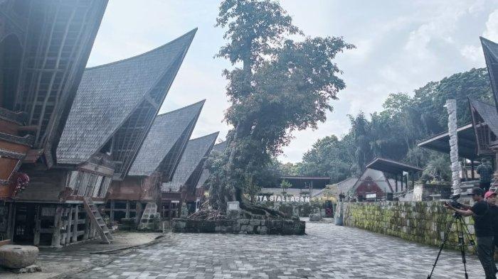 Suasana di Kampung Siallagan, Samosir. Pengunjung dapat melihat secara detail bagaimana musyawarah kampung di zaman dulu.