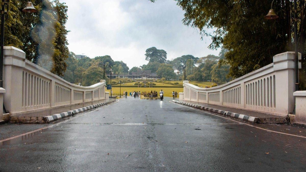 Suasana di Kebun Raya Bogor, Jalan Ir. Haji Juanda, Paledang, Kota Bogor, Jawa Barat, Indonesia