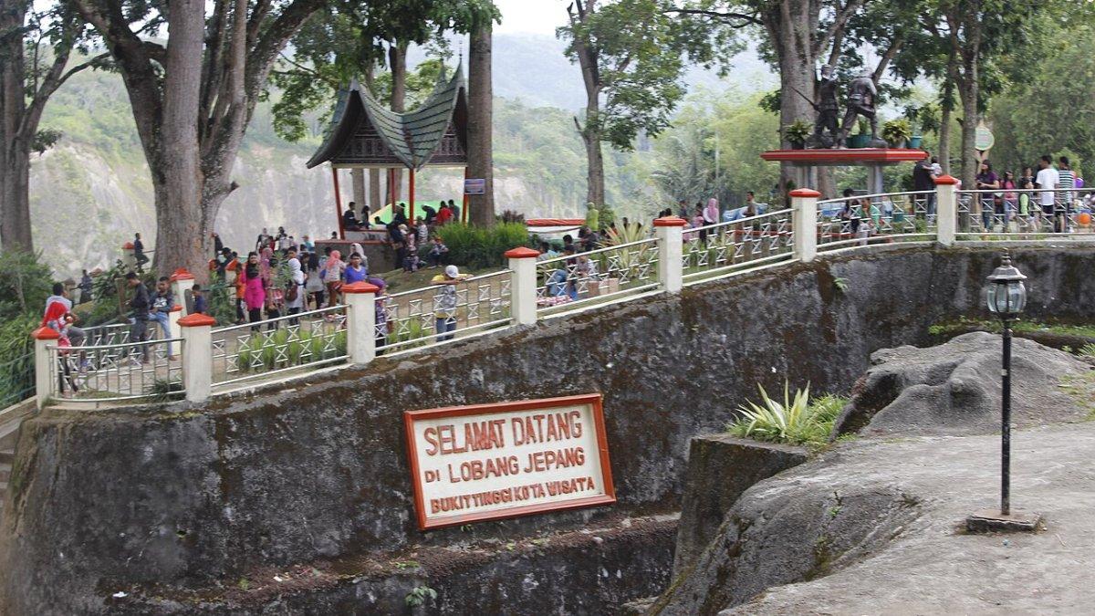 Suasana di Lobang Jepang, Bukittinggi, Sumatera Barat.