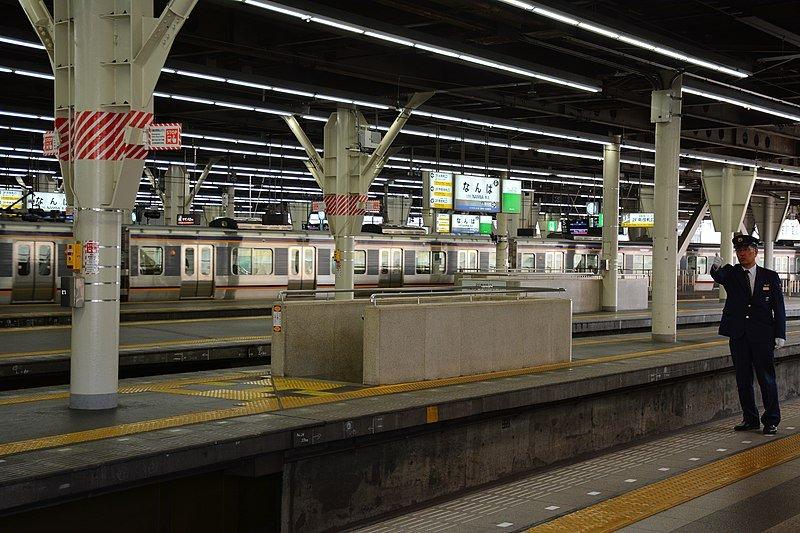 Suasana di Stasiun Namba, Jepang
