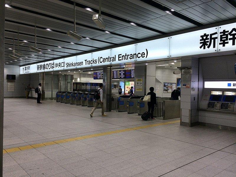 Suasana di Stasiun Shin-Osaka, Jepang