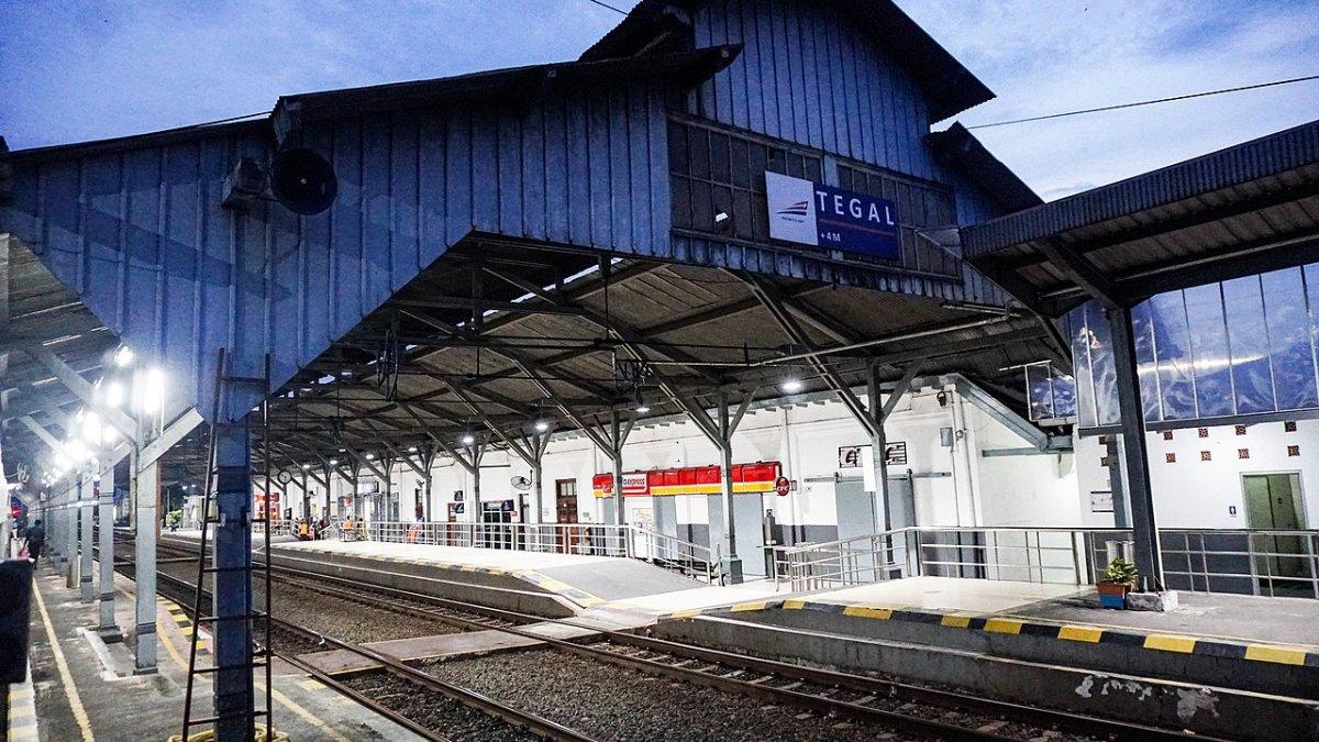 Suasana di Stasiun Tegal
