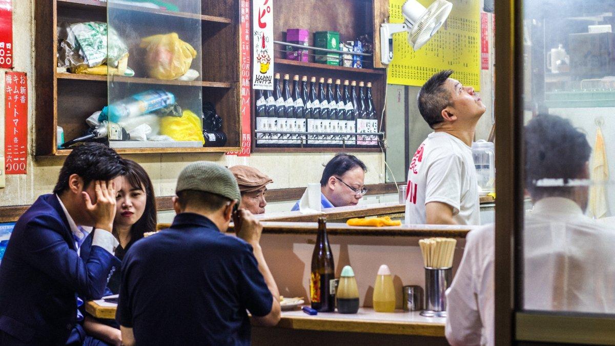 Suasana di bagian dalam izakaya Jepang
