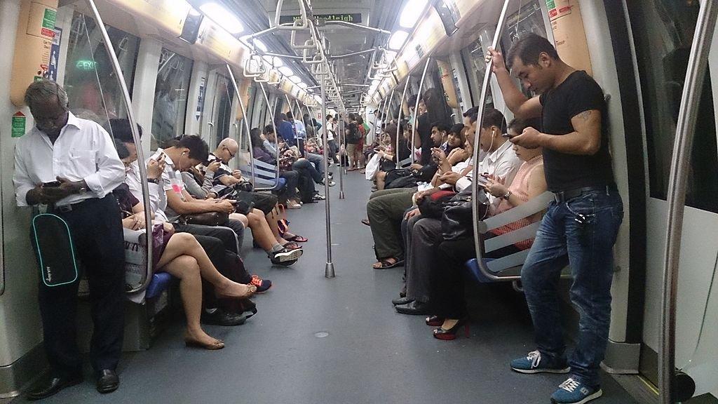 Suasana di dalam MRT, satu transportasi murah dan cepat di Singapura.