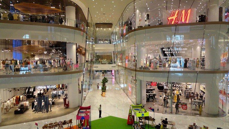 Suasana di dalam Mal Iconsiam di Bangkok Thailand
