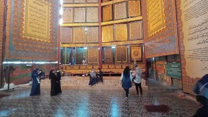 Suasana di dalam gedung Bayt Al Quran Al Akbar, Palembang