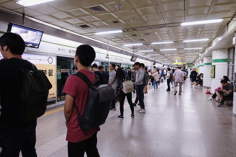 Suasana di kereta bawah tanah Seoul Korea Selatan.