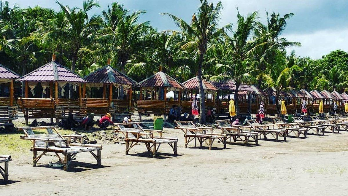 Suasana di sekitar Pantai Akkarena Makassar