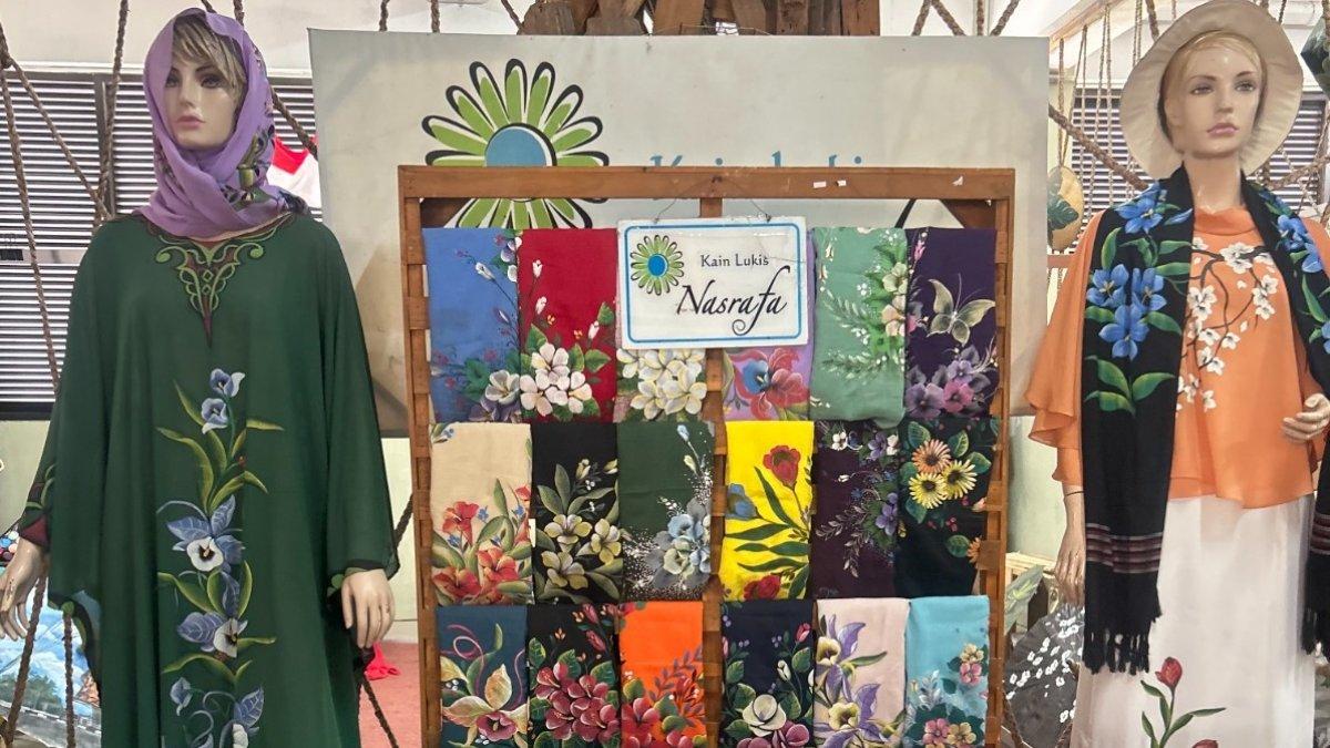 Suasana galeri Nasrafa di Solo yang menjadi tempat pembelajaran seni kain lukis bagi komunitas lokal.