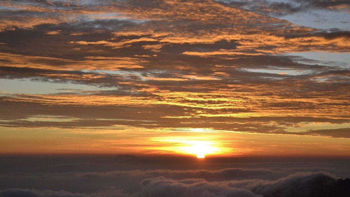 Suasana golden sunrise di Bukit Sikunir Dieng