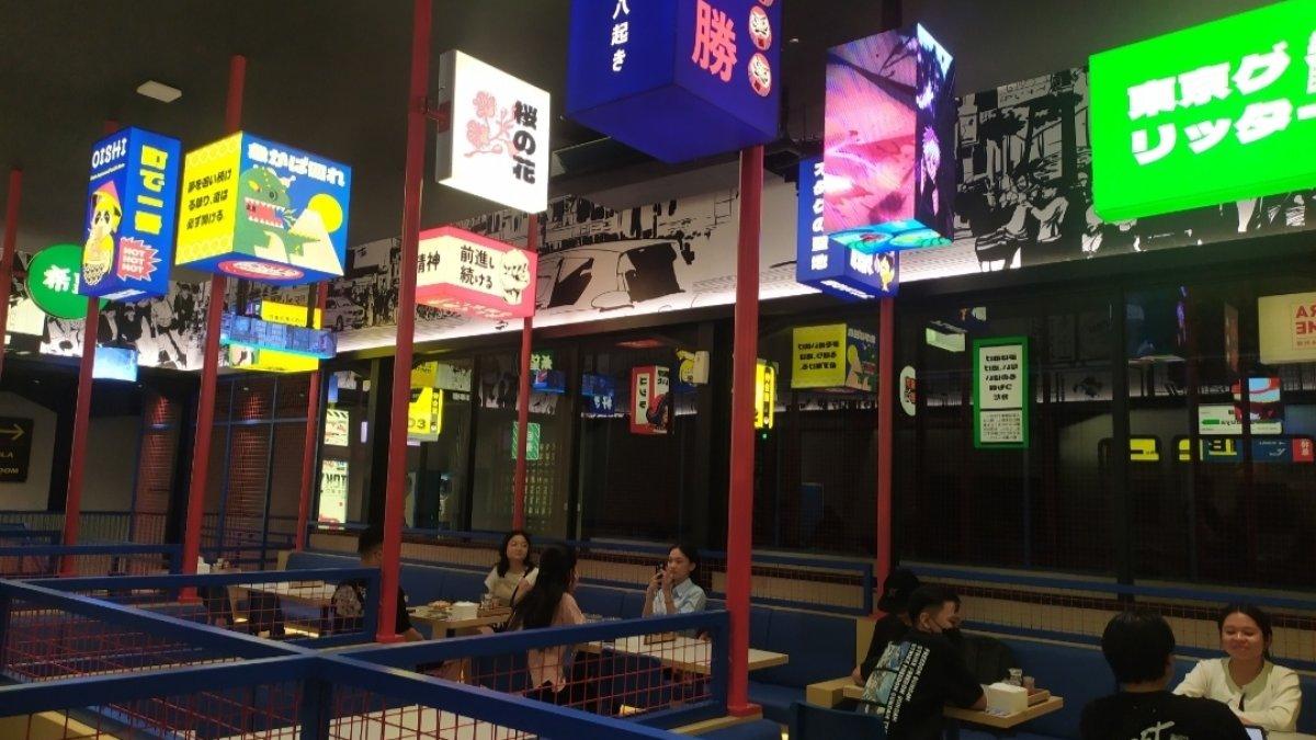 Suasana interior Sushi Rame Solo yang meriah dengan nuansa khas Shibuya Station Jepang, cocok untuk spot foto kekinian.