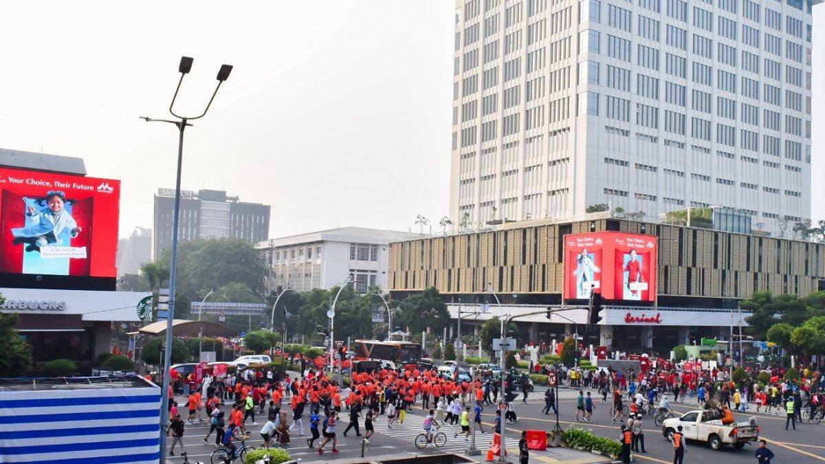 Suasana meriah di CFD Jakarta saat ribuan warga menikmati inovasi Morinaga 'Door of Future' yang tampil memukau di videotron kawasan Sarinah.