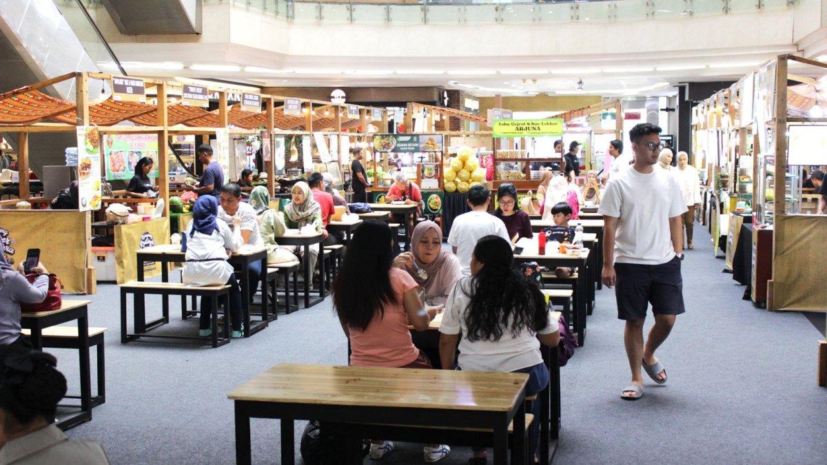 Suasana meriah di Kampung Kuliner Nusantara Cibubur Junction 2025, ramai pengunjung dan penuh cita rasa Nusantara.