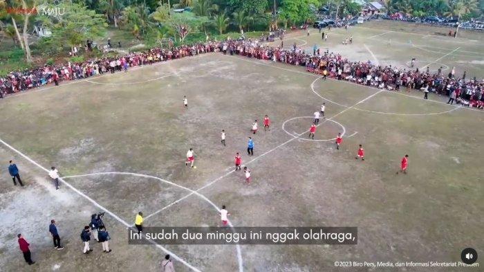 Suasana meriah sepak bola Presiden Jokowi bersama menteri dan anak-anak di Biak Numfor, Papua. Video viral di media sosial, Presiden Jokowi main sepak bola bareng menteri dan anak-anak Papua, bisa cetak satu gol.
