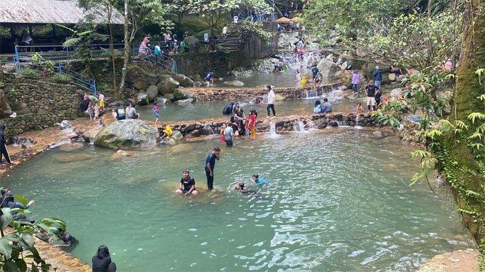 Suasana ramai di objek wisata Lembah Tepus, di wilayah Desa Gunungsari, Kecamatan Pamijahan, Kabupaten Bogor, Minggu (25/8/2024)