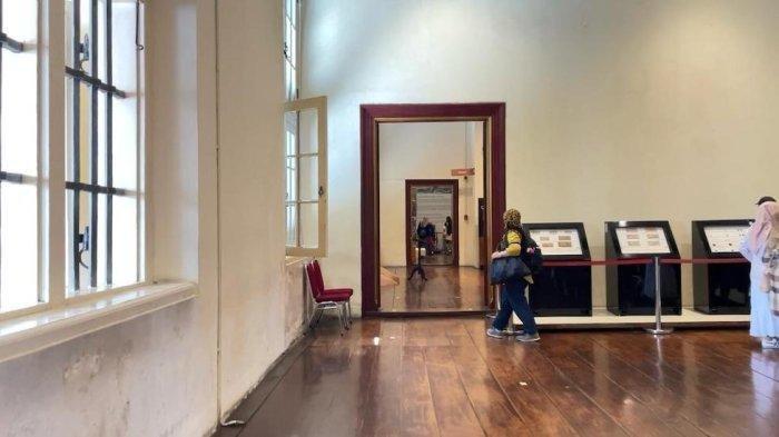 MUSEUM SEJARAH JAKARTA - Suasana ruang sidang Kota Batavia, Musem Sejarah Jakarta di Kawasan Kota Tua, Jakarta Barat, Minggu (8/6/2025).