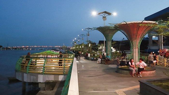 Suasana sore menjelang petang di Waterfront Pontianak, Senin (13/1/2020).