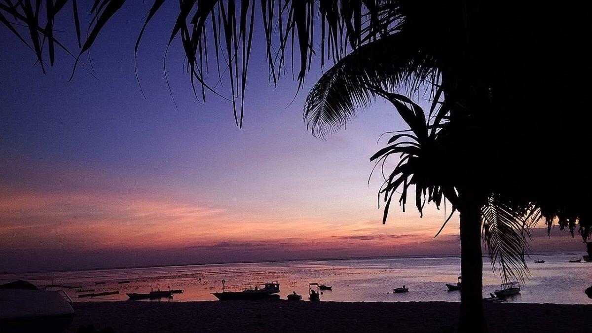 Suasana sunset di Pantai Nemberala, Nusa Tenggara Timur.