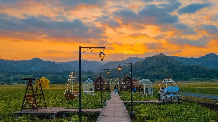 Suasana tempat nongkrong di Mahaloka Paradise. Berikut rincian daftar menu dan harga makanan & minuman di Mahaloka Paradise, tempat nongkrong kekinian di Kulon Progo, Jogja.
