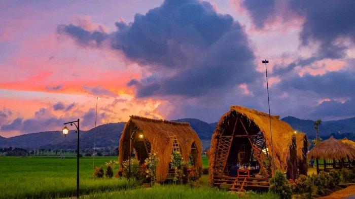 Suasana tempat nongkrong di Mahaloka Paradise. Berikut rincian daftar menu dan harga makanan & minuman di Mahaloka Paradise, tempat nongkrong kekinian di Kulon Progo, Jogja.