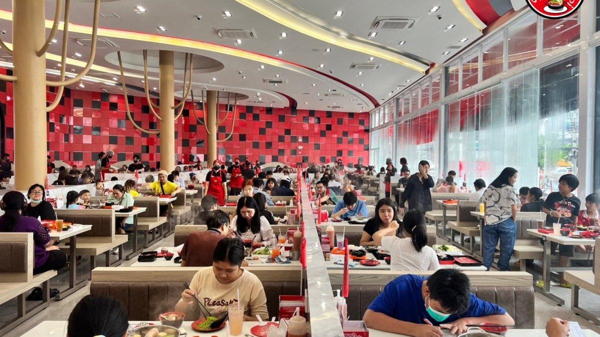 Suki Tee Noi Buffet, satu tempat makan malam terbaik di Bangkok Thailand yang wajib kamu kunjungi.