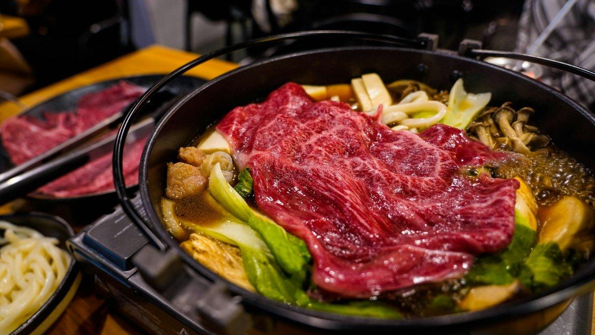 Sukiyaki, satu makanan khas Jepang yang wajib kamu coba saat pertama kali liburan ke sana.