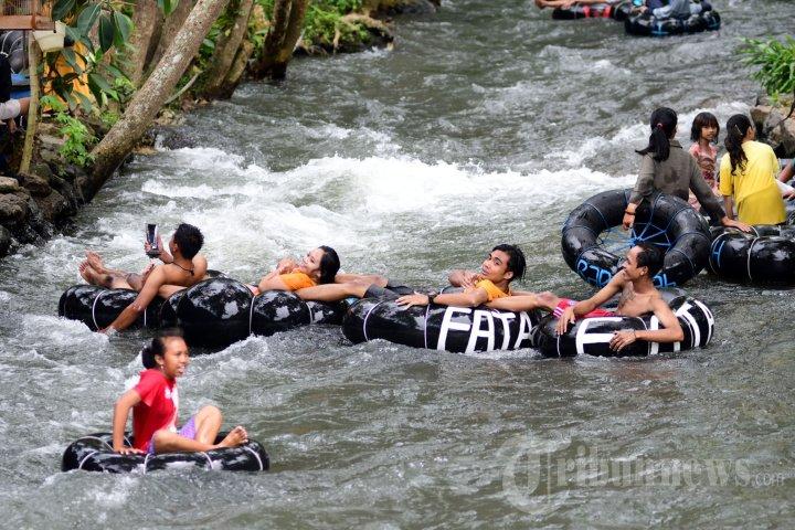 Wisatawan memadati Sumber Maron saat momen liburan, di Kecamatan Pagelaran, Kabupaten Malang, Jawa Timur.