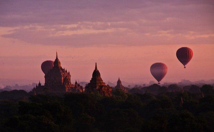 Pemandangan sunrise di Kota Bagan, Myanmar yang menakjubkan.