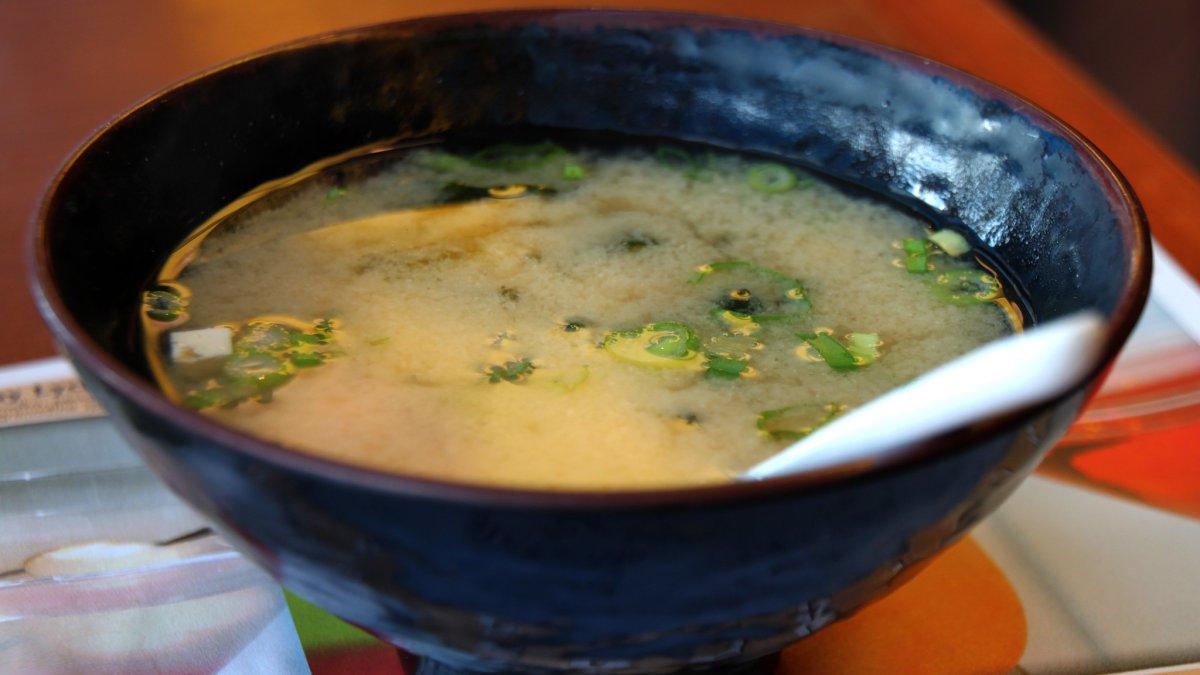 Sup Miso, satu makanan khas Jepang yang cocok buat dijadikan menu sarapan enak dan mengenyangkan.