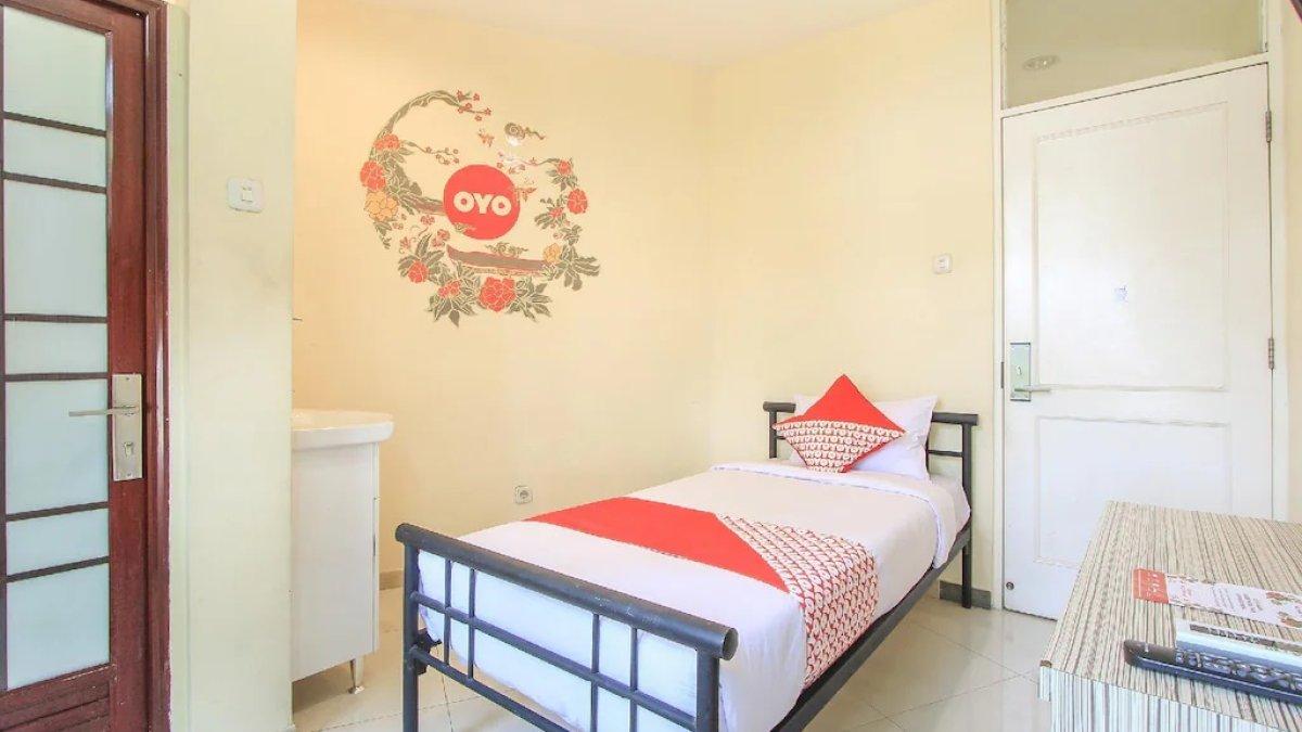 Super OYO Capital O 175 K-60 Residence, satu hotel murah di Surabaya buat diinapi.