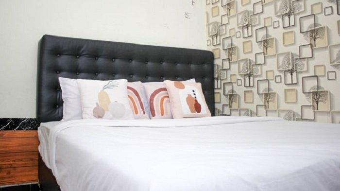 Kamar penginapan di hotel Super OYO Capital O 2258 Santana Syariah Guest House, Jawa Tengah.
