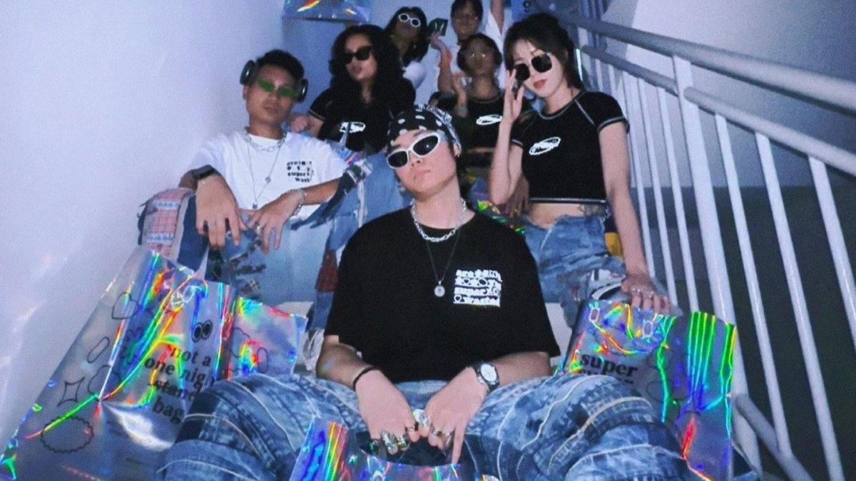 Superwasted, satu tempat belanja terbaik di Haji Lane Singapura buat berburu oleh-oleh yang unik.