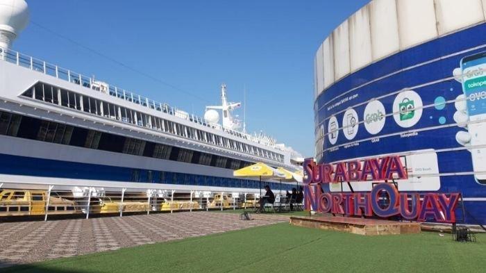 Kapal pesiar asal Jerman, AIDAvita, saat bersandar di Surabaya North Quay.