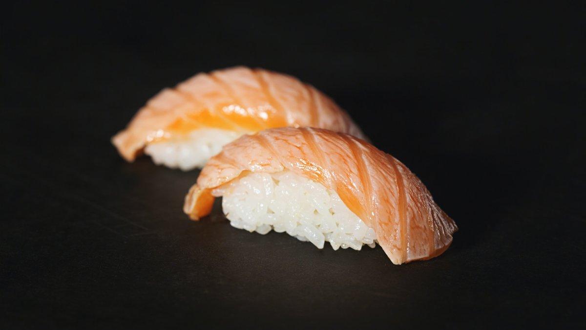 Sushi Salmon, satu masakan tradisional Jepang yang sebenarnya datang dari luar negeri.