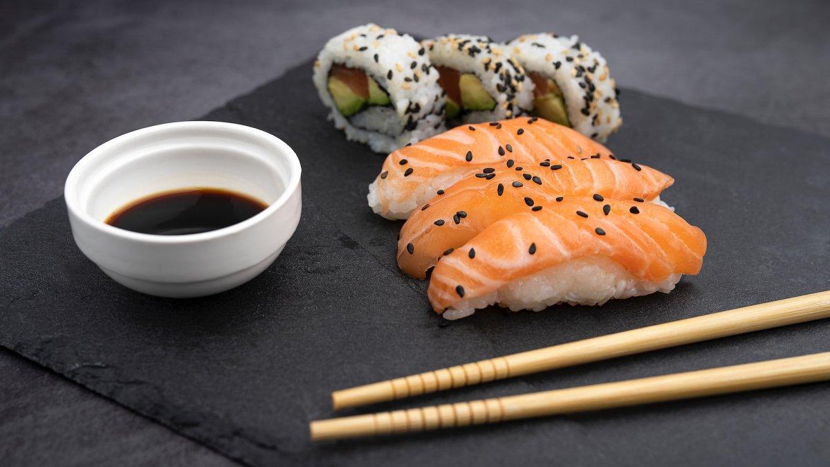Sushi Salmon, satu masakan tradisional Jepang.