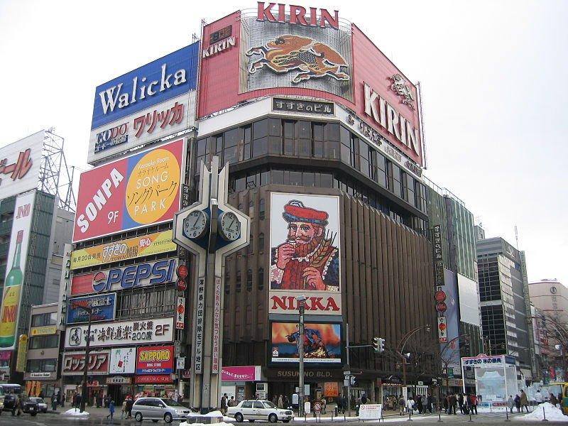 Susukino, satu tempat wisata terbaik di Sapporo Hokkaido Jepang.