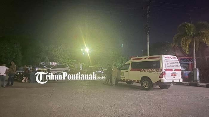 Suwardi, Sopir ambulans RSUD Ade M Djoen Sintang bertahan di sekitar Tugu BI sampai jenazah bayi berangkat ke rumah duka menggunakan kendaraan lain.
