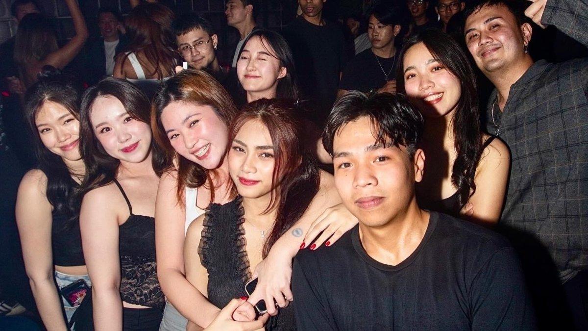 Sway Nightclub, satu tempat wisata hits di Bangkok Thailand yang sayang buat kamu lewatkan.