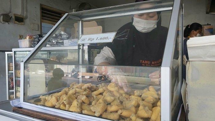 Karyawan sedang menata tahu aci yang dijajakan di Tahu Murni Banjaran Hj. Siti Rochmah di Jalan Raya Utara Adiwerna No.48 Banjaran,  Tegal, Jawa Tengah.