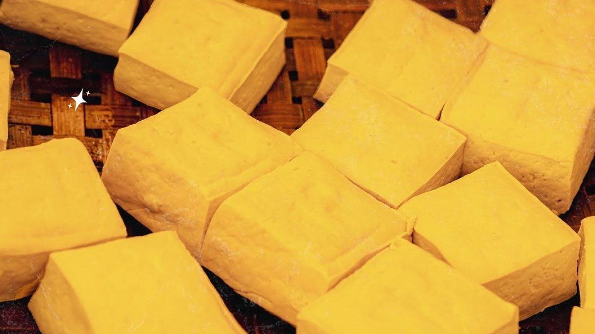 Tahu Poo Pusat, satu tempat belanja oleh-oleh di Kediri, Jawa Timur