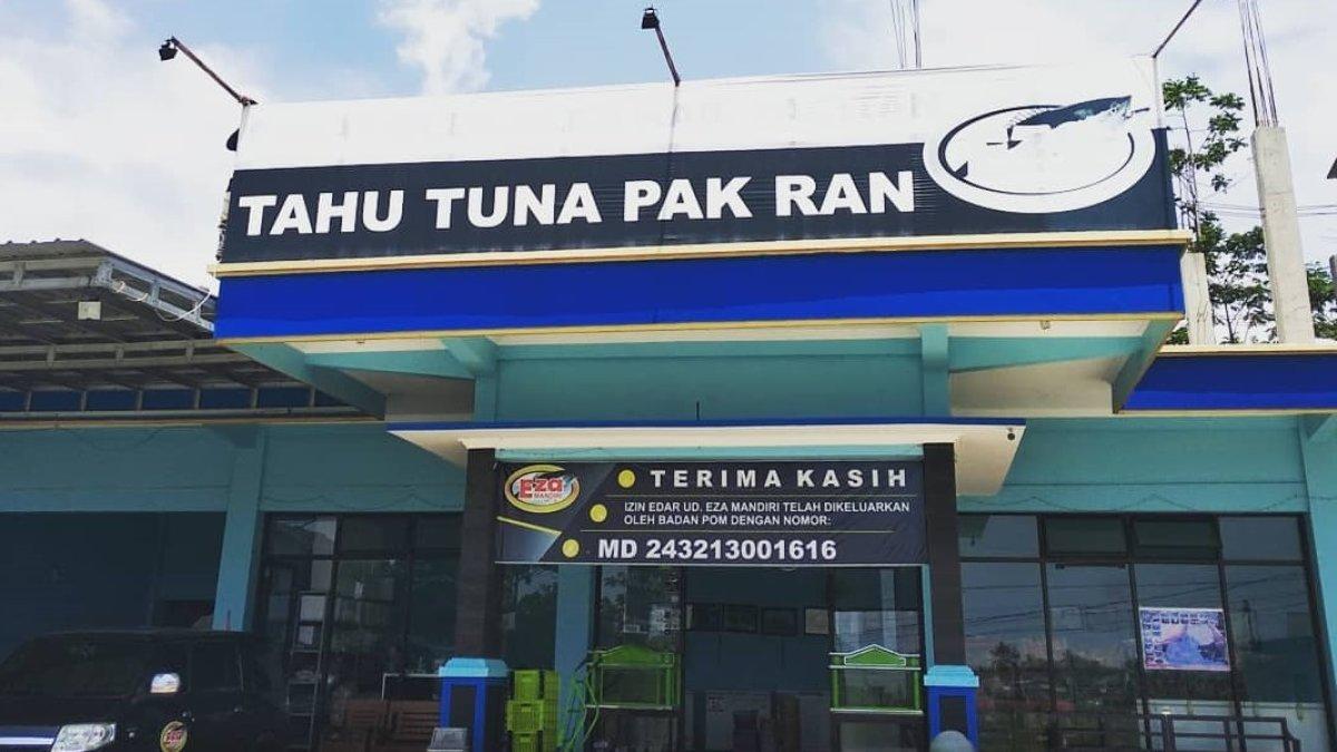 Tahu Tuna Pak Ran, satu pusat oleh-oleh di Pacitan buat kamu yang mau mencari suvenir.