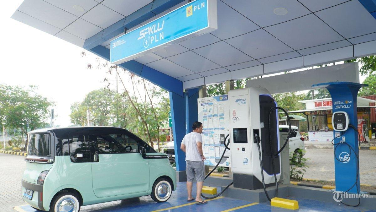 Tak hanya tol trans Jawa, SPKLU juga turut disebar PLN di sepanjang ruas tol Trans Sumatera. Dari Lampung hingga ke Sumatera Selatan setidaknya ada 39 unit SPKLU yang disiagakan oleh PLN.