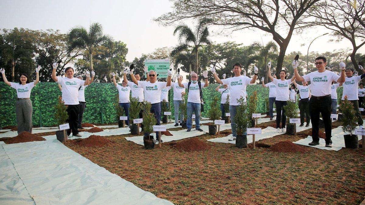 Takahiro Osugi selaku Presiden Direktur PT Aeon Indonesia dan Budiarsa Sastrawinata selaku Managing Director Ciputra Group melakukan aksi penanaman pohon.