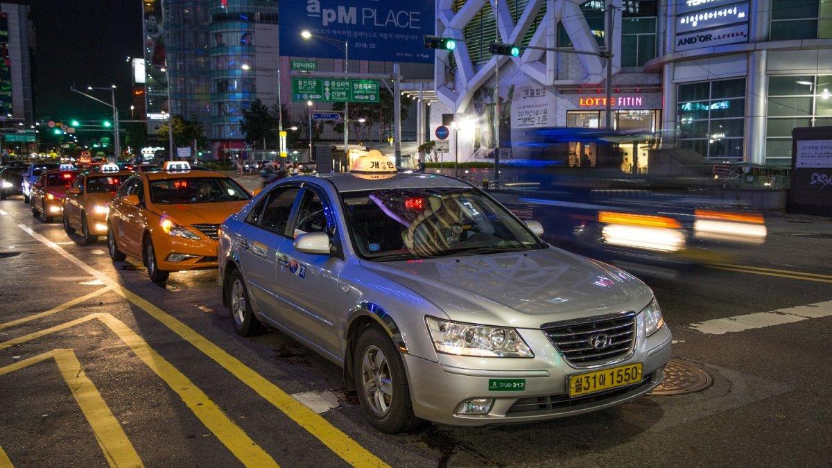 Taksi menunggu penumpang di Seoul, Korea Selatan
