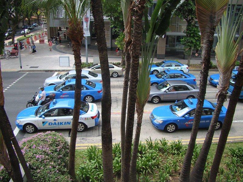 Taksi, satu transportasi umum di Singapura.