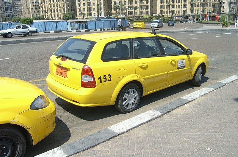 Taksi, satu transportasi yang bisa kamu gunakan di Kairo Mesir.