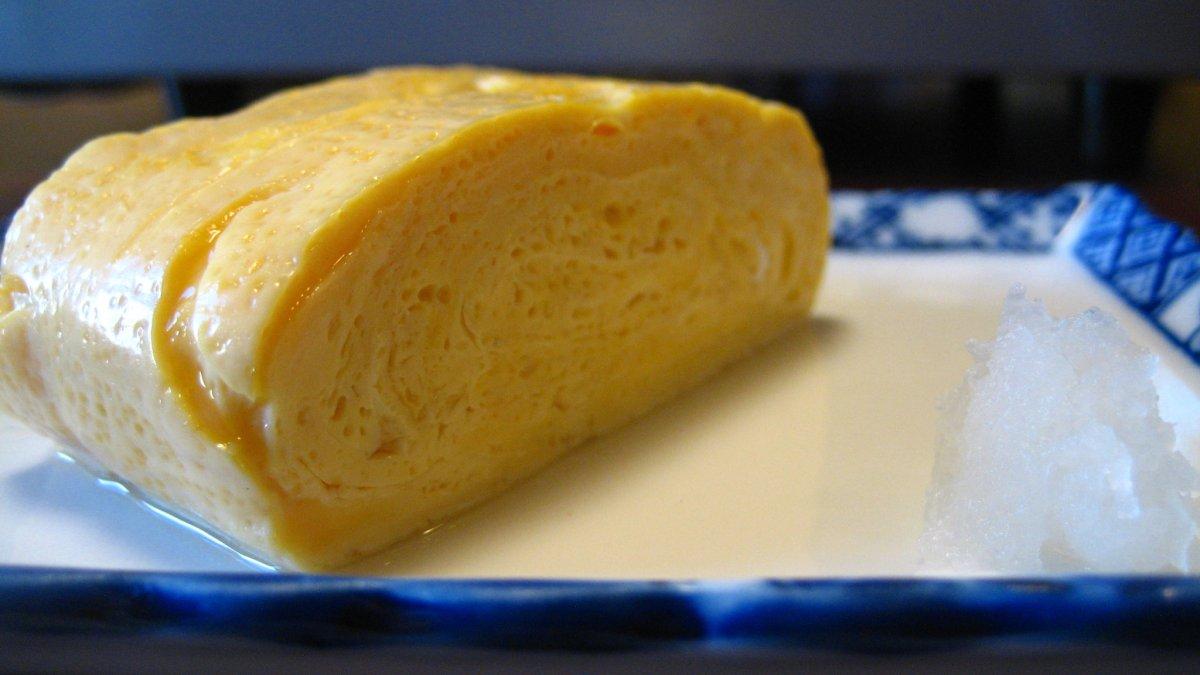 Tamagoyaki, satu makanan khas Jepang yang cocok buat dijadikan menu sarapan enak dan mengenyangkan.
