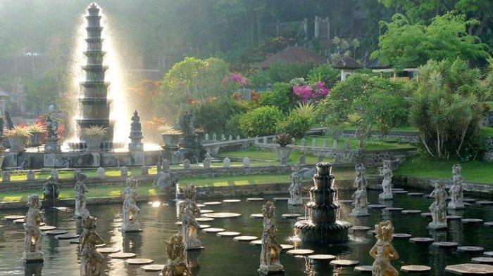 Taman Air Tirta Gangga di Kecamatan Abang, Kabupaten Karangasem, Bali punya mata air suci berusia ratusan tahun.